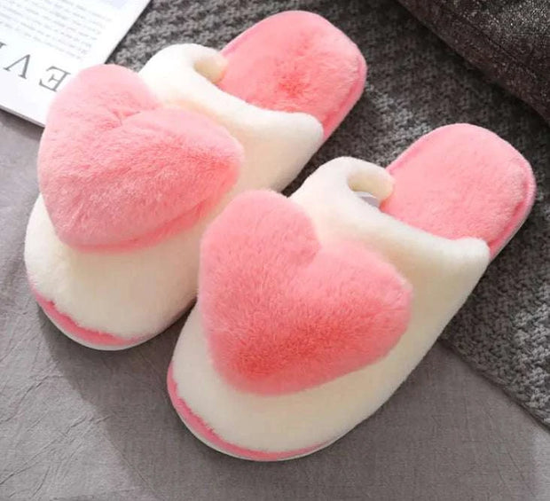 Chaussons confortables femmes en peluche avec un design en forme de cœur rose et blanc