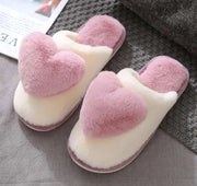Chaussons confortables femmes en fausse fourrure rose avec un coussin en forme de cœur
