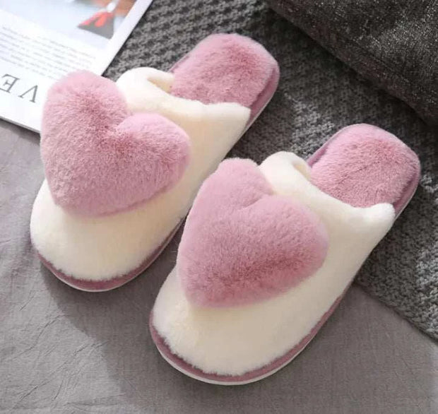 Chaussons confortables femmes en fausse fourrure rose avec un coussin en forme de cœur