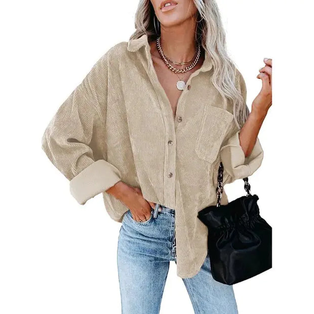 Chemise décontractée pour femmes beige en velours côtelé avec col et poches avant