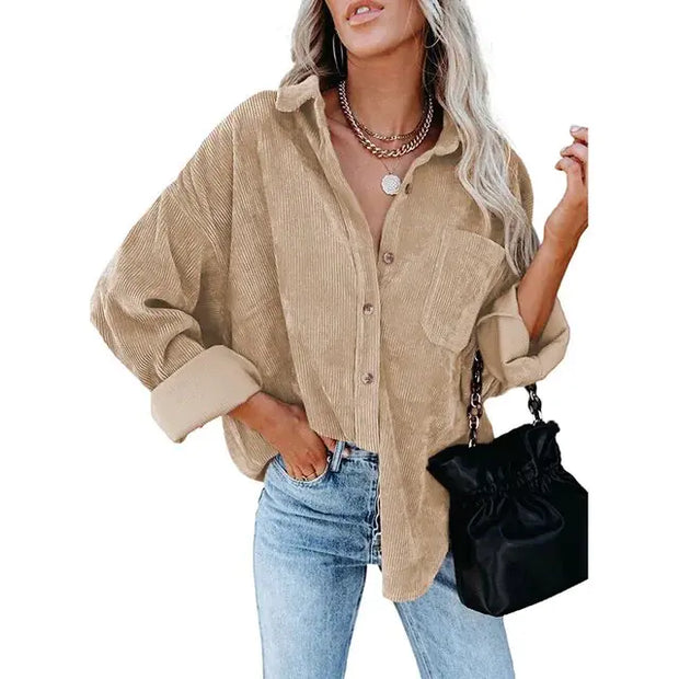 Chemise décontractée pour femmes en velours côtelé beige avec poches et col classique