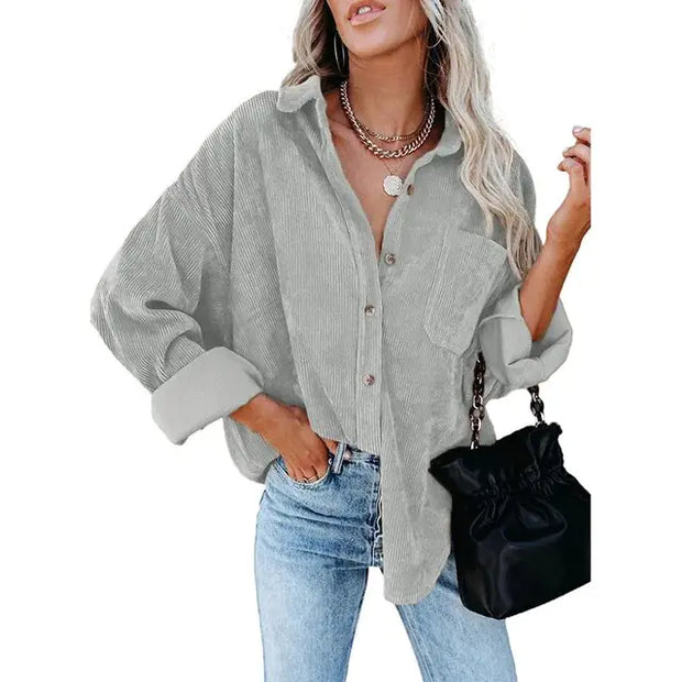 Chemise décontractée pour femmes en velours côtelé gris avec col replié et poche avant