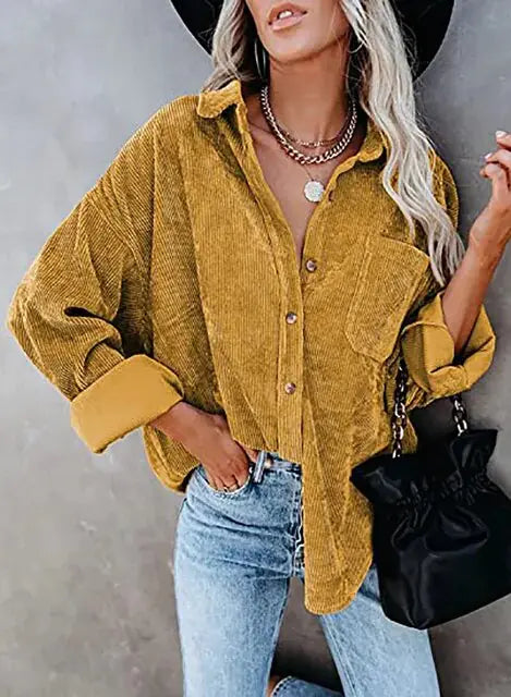 Chemise décontractée pour femmes en velours côtelé jaune avec poches et manches retroussées