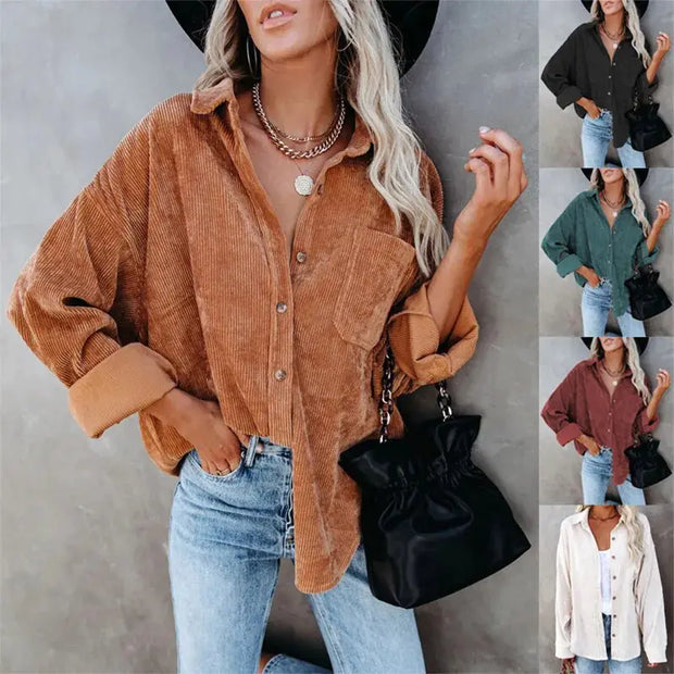 Chemise décontractée pour femmes en velours côtelé brun avec boutons et manches longues, portée avec un sac noir.