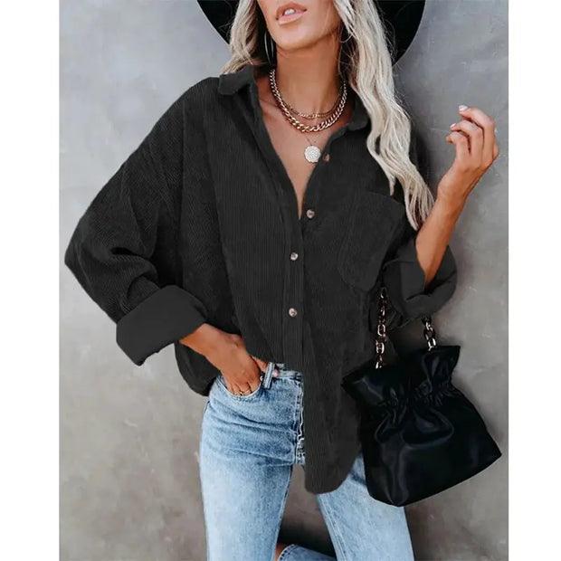 Chemise décontractée pour femmes en noir avec un design ample et des boutons, idéale pour un look tendance