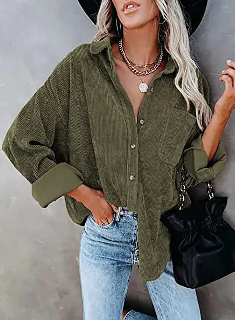 Chemise décontractée pour femmes en vert olive avec boutons et poches, portée avec un jean et un sac élégant