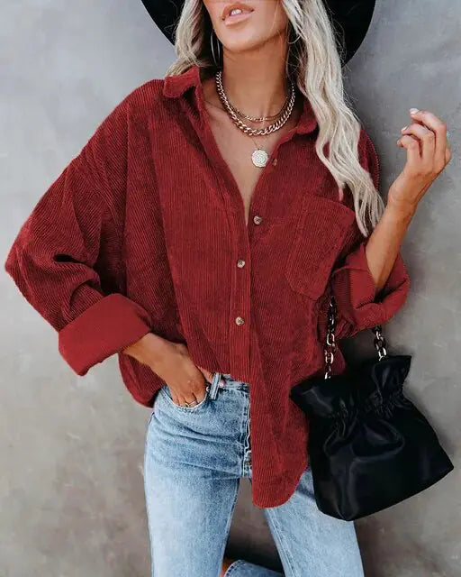 Chemise décontractée pour femmes en velours rouge avec boutons et poche, portée avec un sac noir