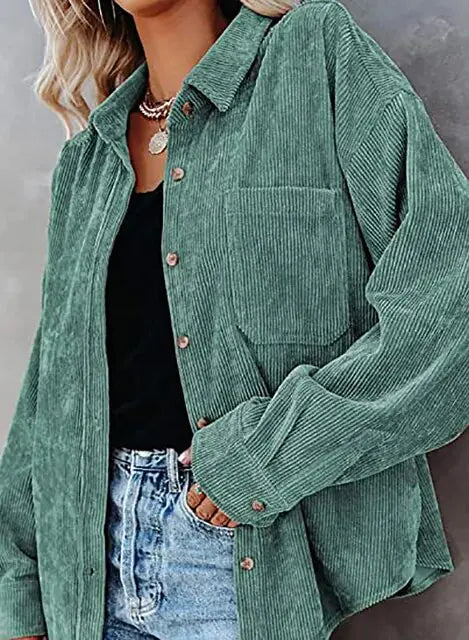 Chemise décontractée pour femmes en velours côtelé vert avec poche avant, parfaite pour un look décontracté