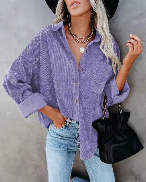Chemise décontractée pour femmes en velours côtelé violet avec poches et manches retroussées