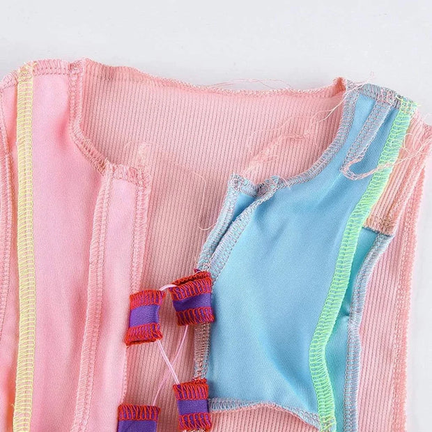 Débardeur femme chic en tissu léger avec des détails colorés pour un look tendance