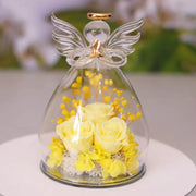Délicate décoration bouteille en verre avec fleurs séchées et roses jaunes, idéale pour embellir votre espace