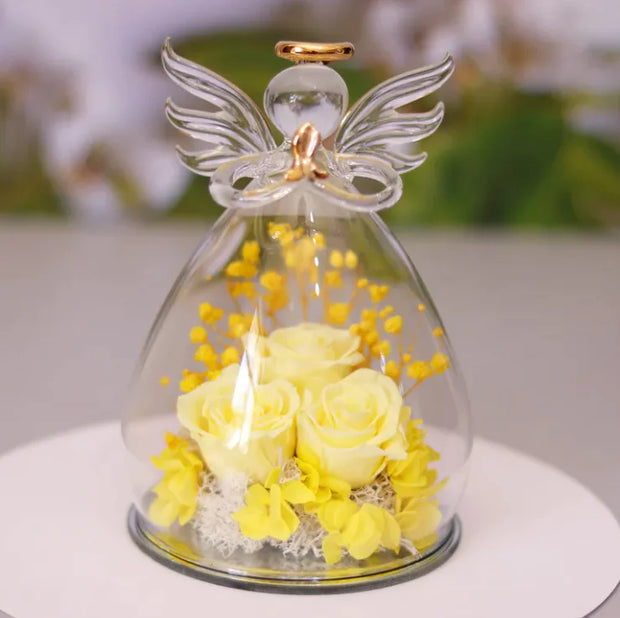 Délicate décoration bouteille en verre avec fleurs séchées et roses jaunes, idéale pour embellir votre espace