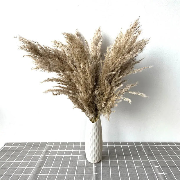 Vase en céramique blanc avec décoration maison herbe de la pampa pour un intérieur élégant