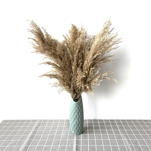 Vase bleu avec décoration maison herbe de la pampa, ajoutant une touche naturelle à l'intérieur