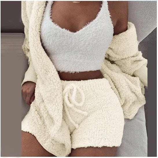 Ensemble pull tricot femme en crème avec haut et short doux pour un look confortable et tendance