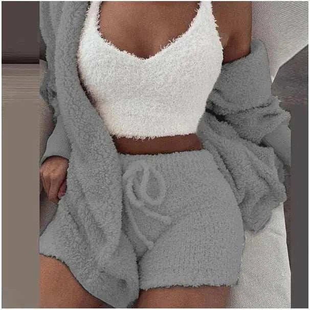 Ensemble pull tricot femme en peluche avec top blanc et short gris doux idéal pour le confort à la maison