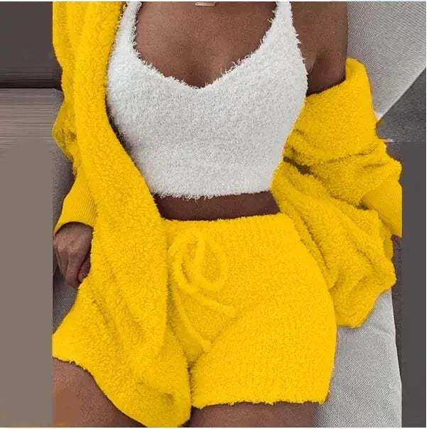 Ensemble pull tricot femme en jaune avec un haut en tricot et un short assorti