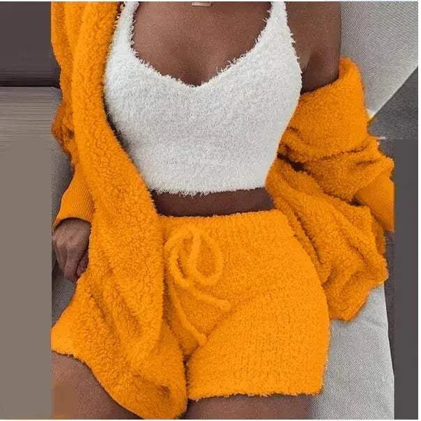 Ensemble pull tricot femme en orange et blanc avec un haut court et un short en peluche confortable
