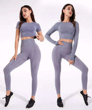 Ensemble yoga pour femmes tendance en violet, comprenant un top court et un legging adapté aux séances de sport.