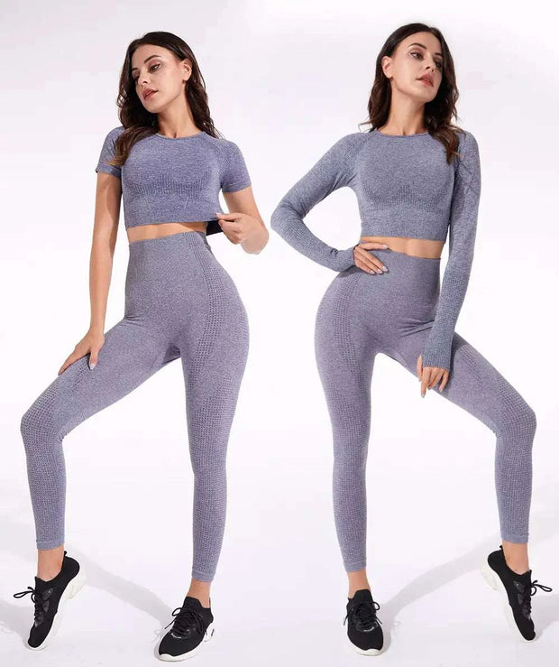 Ensemble yoga pour femmes tendance en violet, comprenant un top court et un legging adapté aux séances de sport.