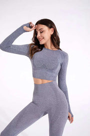 Ensemble yoga pour femmes tendance en gris avec un haut à manches longues et un legging ajusté