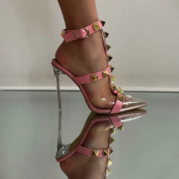 Escarpins talons hauts rivets en rose avec semelle transparente et détails en métal doré