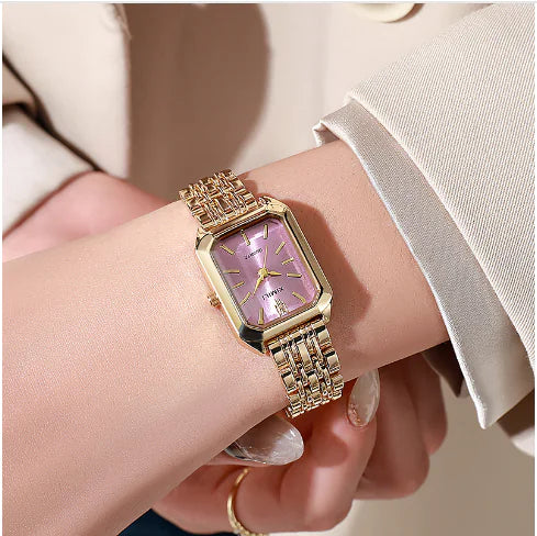 montre femme à cadran carré avec bracelet en acier doré et cadran rose, élégante et minimaliste