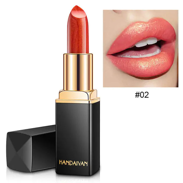 Rouge à lèvres pailleté imperméable Beautysky avec une teinte éclatante sur des lèvres au fini brillant
