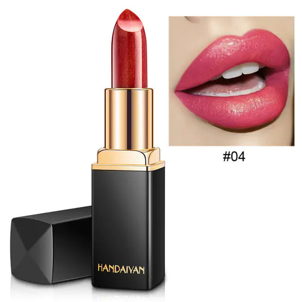 Rouge à lèvres pailleté imperméable Beautysky en teinte #04 avec fini brillant sur des lèvres féminines