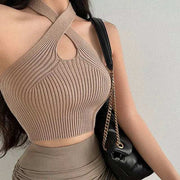 Haut corset croisé femme beige en tricot avec des bretelles stylées et un décolleté en forme de clé