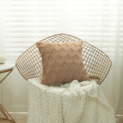 Housse coussin fourrure en rose, ajoutant une touche chaleureuse à votre décoration intérieure