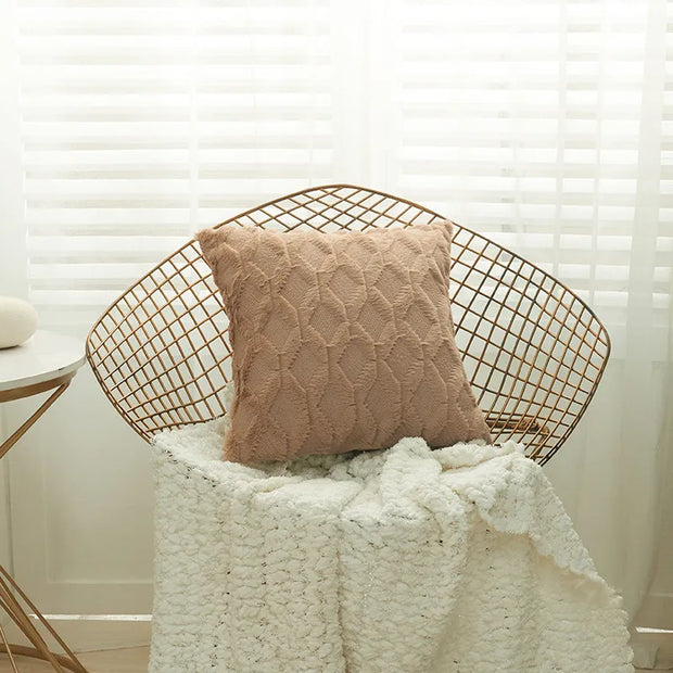 Housse coussin fourrure en rose, ajoutant une touche chaleureuse à votre décoration intérieure