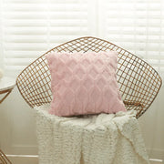 Housse coussin fourrure rose sur une chaise moderne, ajoutant une touche douce à la décoration intérieure