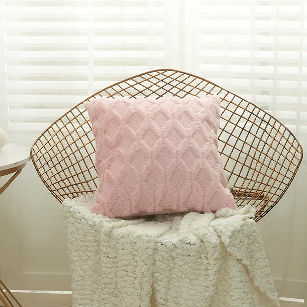 Housse coussin fourrure rose sur une chaise moderne, ajoutant une touche douce à la décoration intérieure
