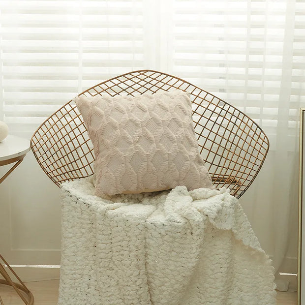 Housse coussin fourrure Beautysky sur un fauteuil en métal doré avec un plaid doux
