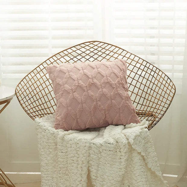 Housse coussin fourrure rose, décorative pour salon ou chambre, sur un fauteuil élégant