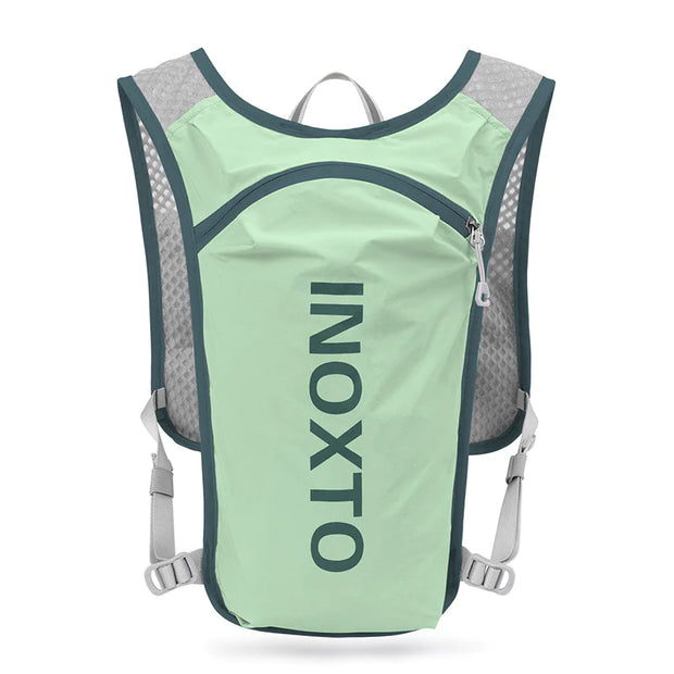 Sac à dos hydratation running léger en vert avec des bretelles ajustables et un compartiment zippé