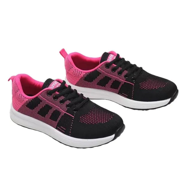 Baskets plates en maille respirante pour femmes.