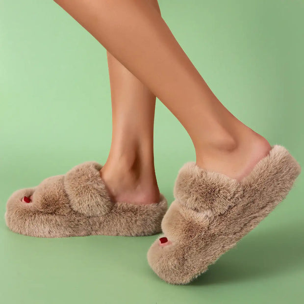 Chaussons à semelles épaisses pour femmes.
