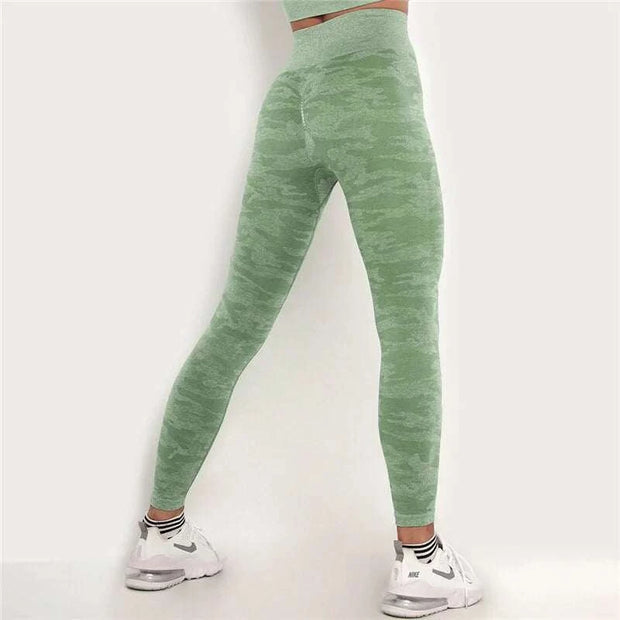 Leggings fitness taille haute en vert avec un design camouflage, parfaits pour l'entraînement