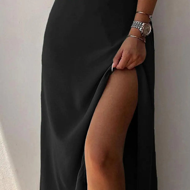 Robe nuisette à col en V et fente imprimée.