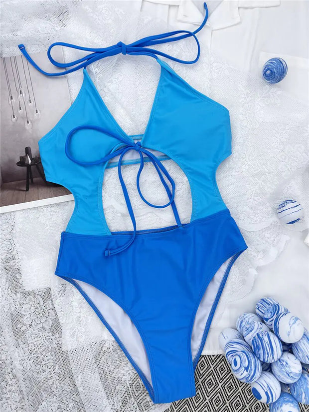 Maillot de bain une pièce skinny bleu Beautysky sur fond décoratif.