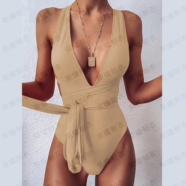 Maillot une pièce sexy beige avec décolleté en V et ceinture à nouer pour une silhouette élégante