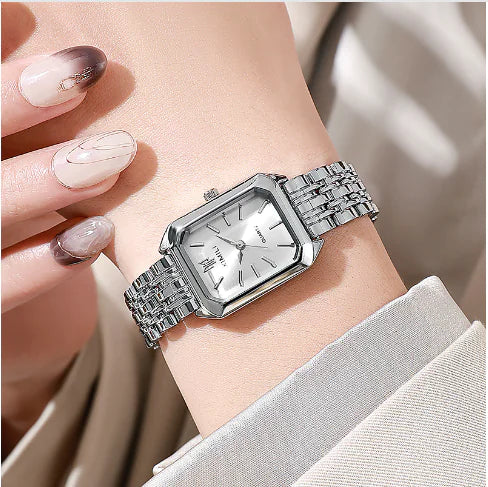 Montre femme élégante avec cadran carré et bracelet en acier.
