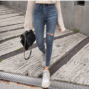 Jean skinny noir femme avec taille haute et déchirures, parfait pour un look décontracté et branché