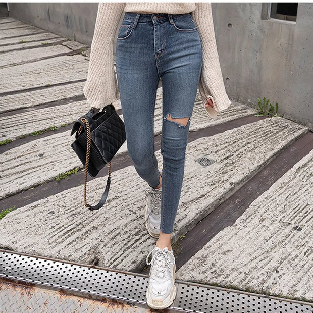 Jean skinny noir femme avec taille haute et déchirures, parfait pour un look décontracté et branché