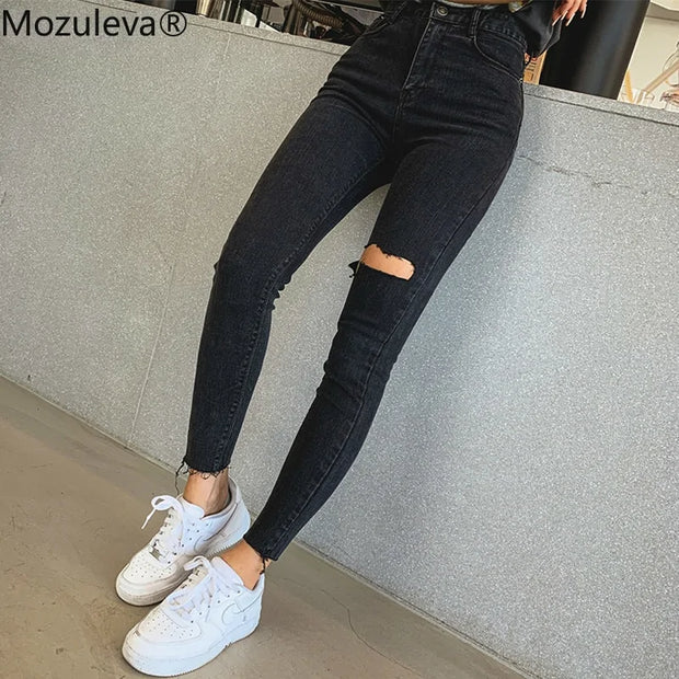 Jean skinny noir femme avec déchirures et coupes modernes, idéal pour un look tendance