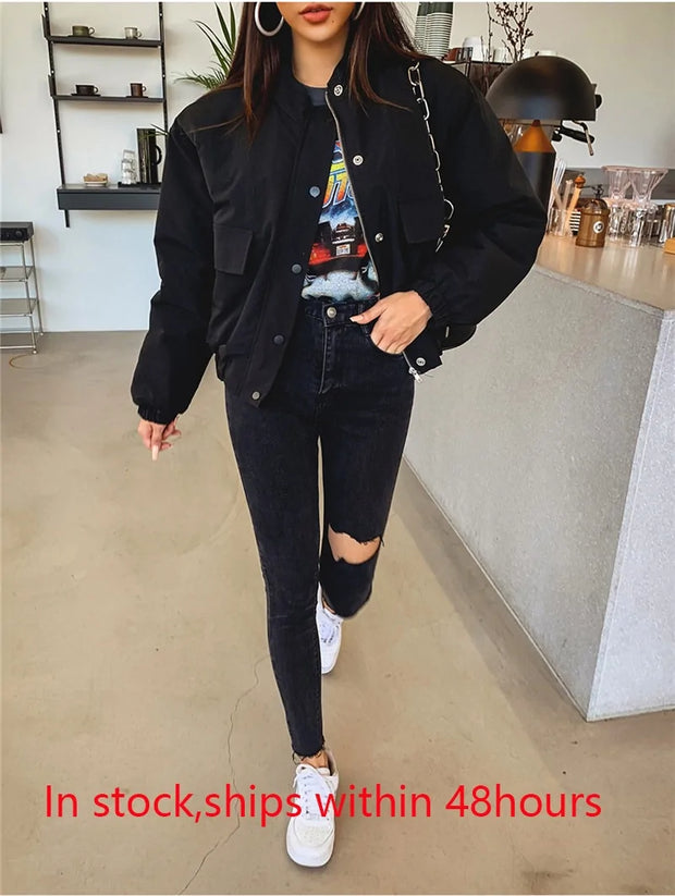 Jeans skinny noir femme avec un effet déchiré, parfaitement assortis à un bomber noir