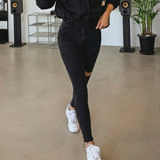 Jean skinny noir femme avec déchirures et modèle élégant pour un look tendance
