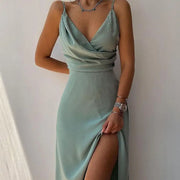 Robe nuisette à col en V et fente imprimée.